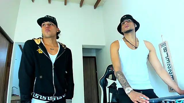 Snapshot of daddys_insanee chatting on 10-19-25, 05:30 daddys insanee online show from 10-19-25, 05:30