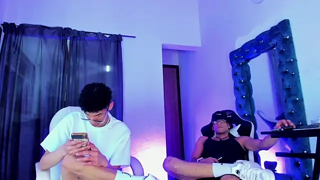 Snapshot of daddys_insanee chatting on 11-06-25, 04:13 daddys insanee online show from 11-06-25, 04:13