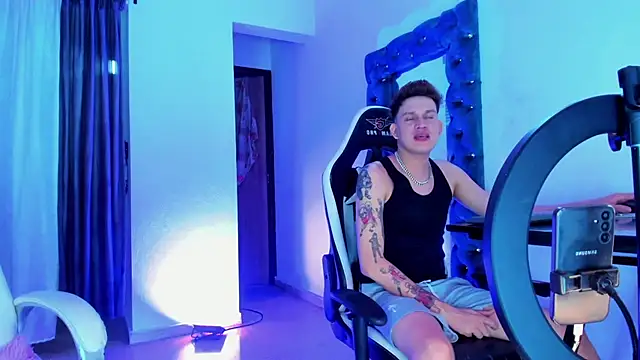 Snapshot of daddys_insanee chatting on 11-07-25, 03:39 daddys insanee online show from 11-07-25, 03:39