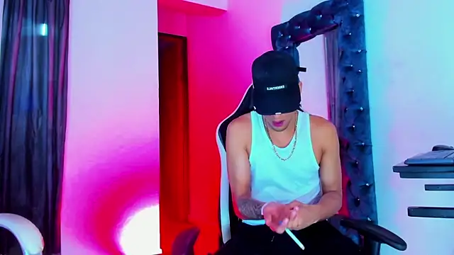 Snapshot of daddys_insanee chatting on 11-08-25, 02:23 daddys insanee online show from 11-08-25, 02:23