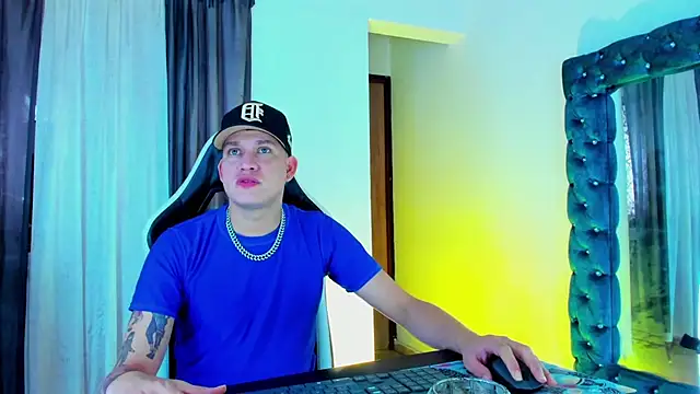 Snapshot of daddys_insanee chatting on 11-10-25, 12:04 daddys insanee online show from 11-10-25, 12:04