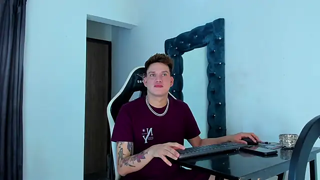 Snapshot of daddys_insanee chatting on 11-11-25, 11:54 daddys insanee online show from 11-11-25, 11:54