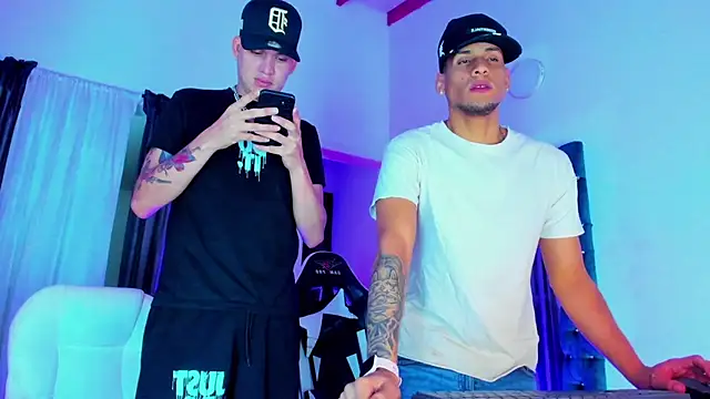 Snapshot of daddys_insanee chatting on 11-18-25, 08:30 daddys insanee online show from 11-18-25, 08:30