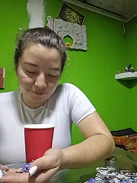 Snapshot of annyaparis chatting on 10-29-25, 11:39 annyaparis online show from 10-29-25, 11:39