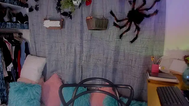 Snapshot of AmaruBloom chatting on 10-29-25, 04:15 AmaruBloom online show from 10-29-25, 04:15