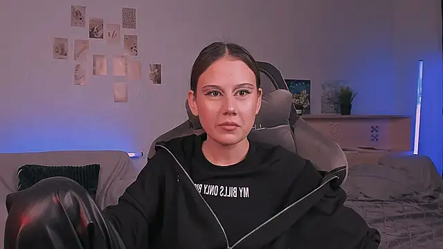 Snapshot of adelle046 chatting on 10-13-25, 02:06 adelle046 online show from 10-13-25, 02:06