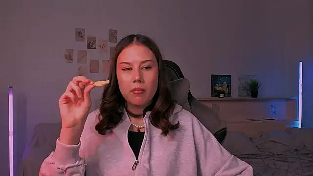 Snapshot of adelle046 chatting on 11-11-25, 11:43 adelle046 online show from 11-11-25, 11:43