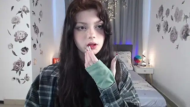 Snapshot of MileyRood chatting on 10-06-25, 11:13 MileyRood online show from 10-06-25, 11:13