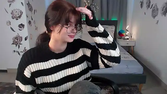 Snapshot of MileyRood chatting on 10-16-25, 11:17 MileyRood online show from 10-16-25, 11:17