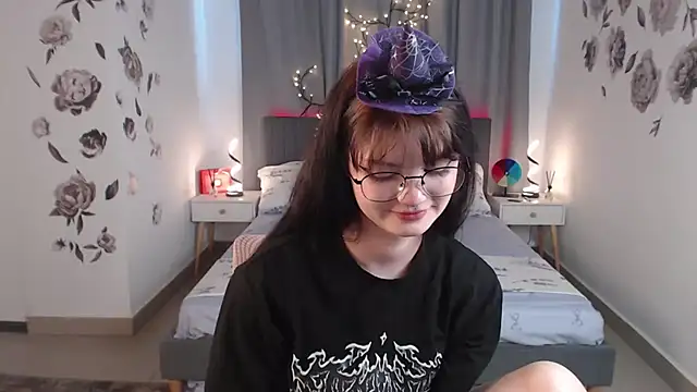 Snapshot of MileyRood chatting on 10-27-25, 11:31 MileyRood online show from 10-27-25, 11:31