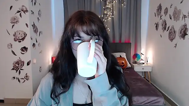 Snapshot of MileyRood chatting on 11-05-25, 11:27 MileyRood online show from 11-05-25, 11:27