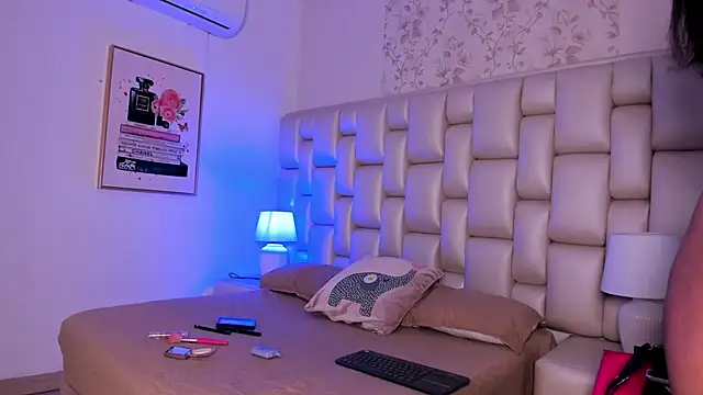 Snapshot of Peyton_louise chatting on 11-10-25, 11:42 Peyton louise online show from 11-10-25, 11:42