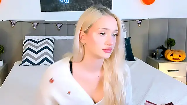 Snapshot of SugarWhisper chatting on 10-31-25, 04:41 SugarWhisper online show from 10-31-25, 04:41