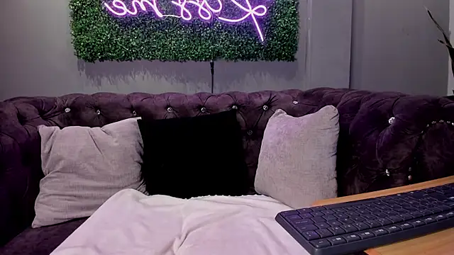 Snapshot of scarlettvelvet_ chatting on 10-27-25, 06:01 scarlettvelvet online show from 10-27-25, 06:01