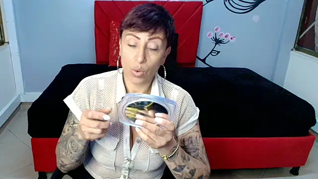 Snapshot of Charlotte__Gray chatting on 10-14-25, 12:17 Charlotte Gray online show from 10-14-25, 12:17