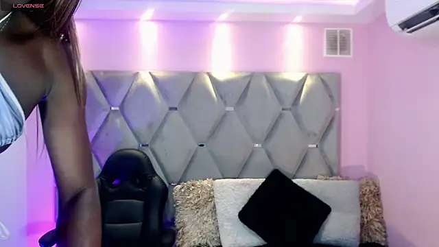 Snapshot of Miranda_Collins chatting on 11-05-25, 11:32 Miranda Collins online show from 11-05-25, 11:32