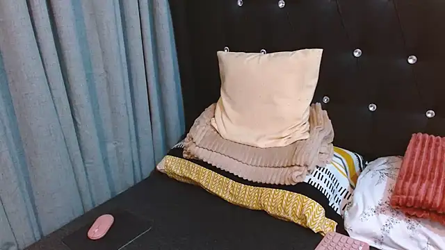 Snapshot of JayKarLo chatting on 10-24-25, 11:17 JayKarLo online show from 10-24-25, 11:17