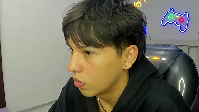 Snapshot of StiwenTwink chatting on 10-03-25, 01:08 StiwenTwink online show from 10-03-25, 01:08