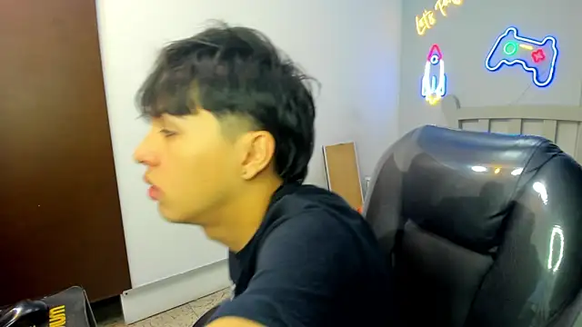 Snapshot of StiwenTwink chatting on 10-14-25, 01:23 StiwenTwink online show from 10-14-25, 01:23