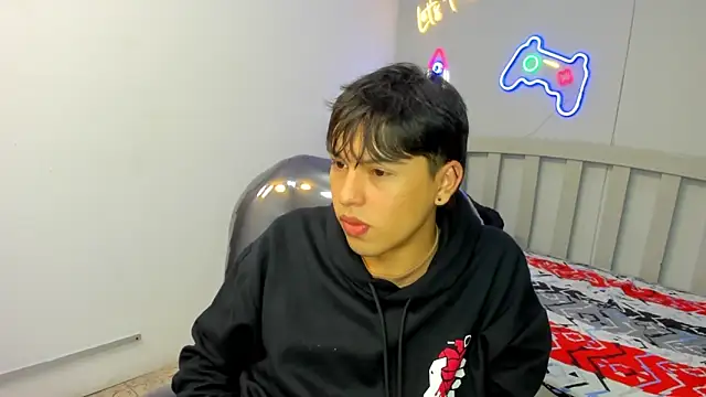 Snapshot of StiwenTwink chatting on 10-24-25, 01:18 StiwenTwink online show from 10-24-25, 01:18