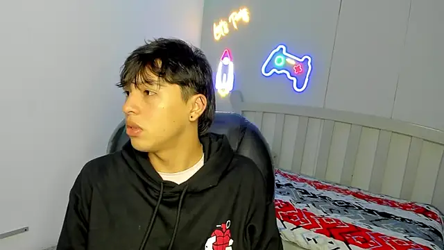 Snapshot of StiwenTwink chatting on 10-29-25, 01:35 StiwenTwink online show from 10-29-25, 01:35