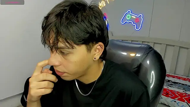 Snapshot of StiwenTwink chatting on 10-30-25, 04:08 StiwenTwink online show from 10-30-25, 04:08