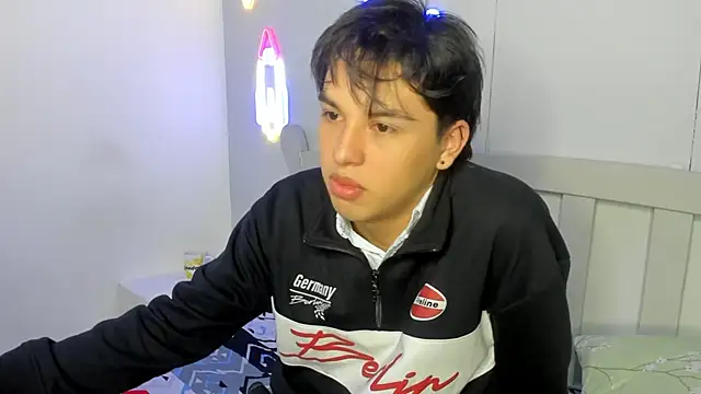 Snapshot of StiwenTwink chatting on 10-31-25, 12:06 StiwenTwink online show from 10-31-25, 12:06