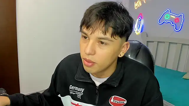 Snapshot of StiwenTwink chatting on 11-06-25, 02:51 StiwenTwink online show from 11-06-25, 02:51