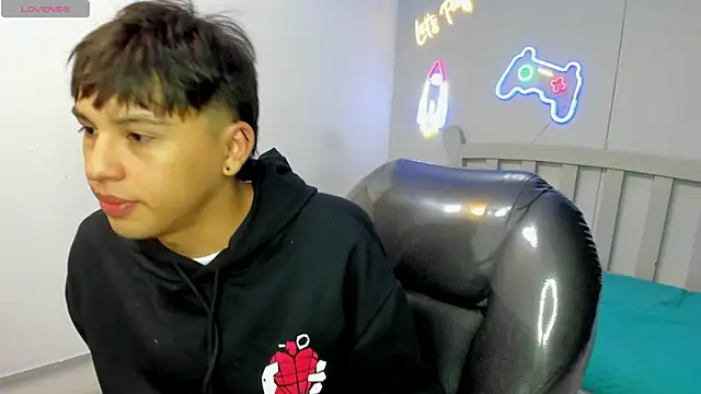 Snapshot of StiwenTwink chatting on 11-07-25, 01:55 StiwenTwink online show from 11-07-25, 01:55