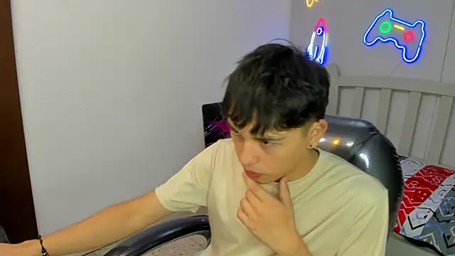 Snapshot of StiwenTwink chatting on 11-12-25, 02:06 StiwenTwink online show from 11-12-25, 02:06