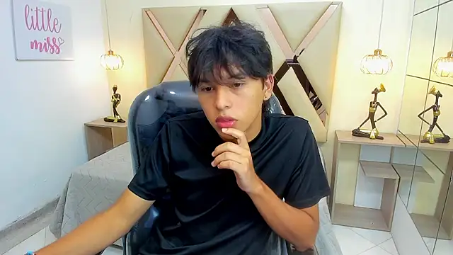 Snapshot of StiwenTwink chatting on 02-12-26, 12:33 StiwenTwink online show from 02-12-26, 12:33