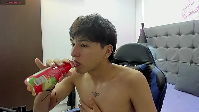 Snapshot of StiwenTwink chatting on 03-25-26, 01:39 StiwenTwink online show from 03-25-26, 01:39