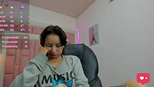 Snapshot of Klaret_Toy chatting on 11-07-25, 12:49 Klaret Toy online show from 11-07-25, 12:49