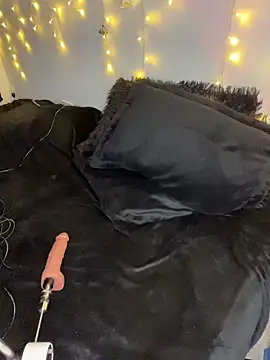 Snapshot of SaraMistick chatting on 03-24-26, 11:04 SaraMistick online show from 03-24-26, 11:04