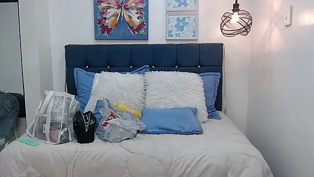 Snapshot of Antonella__b chatting on 10-13-25, 01:44 Antonella b online show from 10-13-25, 01:44