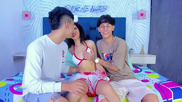 Snapshot of Youngs_Wild chatting on 11-08-25, 12:11 Youngs Wild online show from 11-08-25, 12:11