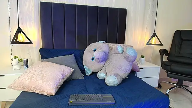 Snapshot of Rubyvixxen_ chatting on 10-04-25, 03:15 Rubyvixxen online show from 10-04-25, 03:15