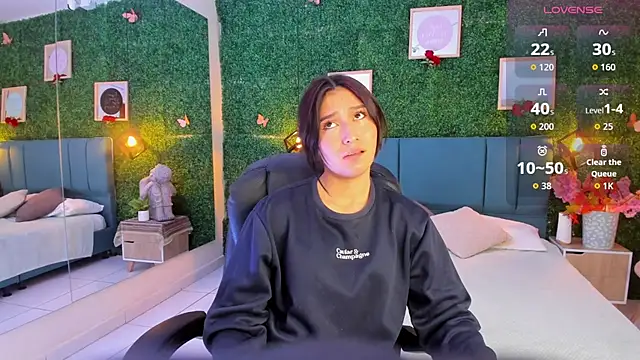 Snapshot of Rubyvixxen_ chatting on 10-21-25, 03:51 Rubyvixxen online show from 10-21-25, 03:51