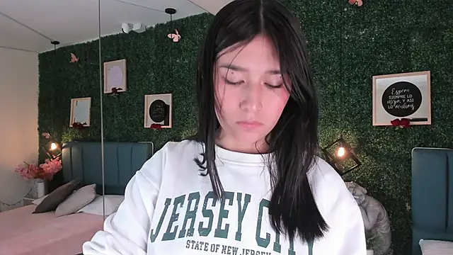 Snapshot of Rubyvixxen_ chatting on 10-30-25, 03:19 Rubyvixxen online show from 10-30-25, 03:19