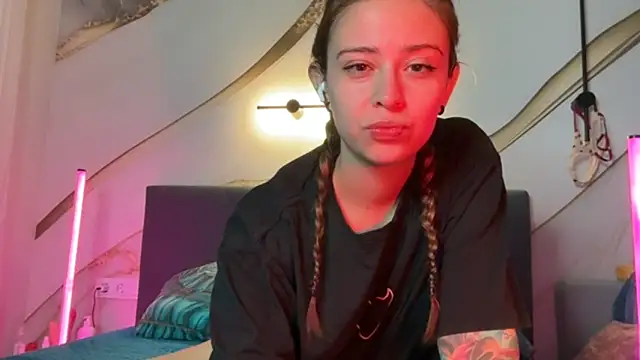 Snapshot of erikaa_miuu chatting on 11-01-25, 05:48 erikaa miuu online show from 11-01-25, 05:48