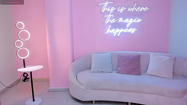 Snapshot of NatalieLewis chatting on 02-25-26, 12:37 NatalieLewis online show from 02-25-26, 12:37