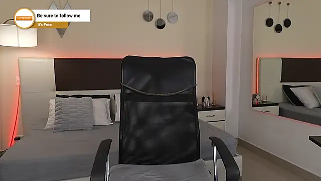 Snapshot of DanteeStone chatting on 10-17-25, 08:33 DanteeStone online show from 10-17-25, 08:33