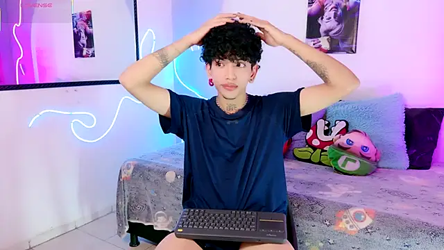 Snapshot of todoroki_g chatting on 10-19-25, 02:45 todoroki g online show from 10-19-25, 02:45