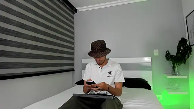 Snapshot of ZaynShadow chatting on 10-18-25, 05:21 ZaynShadow online show from 10-18-25, 05:21