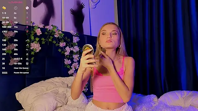 Snapshot of JulieLupo chatting on 10-29-25, 06:15 JulieLupo online show from 10-29-25, 06:15