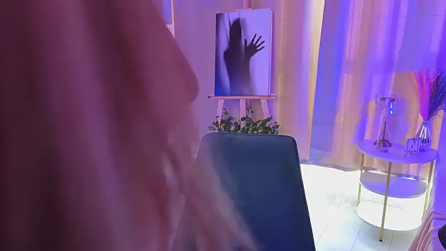 Snapshot of JulieLupo chatting on 11-04-25, 06:23 JulieLupo online show from 11-04-25, 06:23