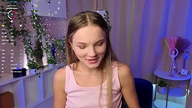 Snapshot of JulieLupo chatting on 11-08-25, 06:13 JulieLupo online show from 11-08-25, 06:13