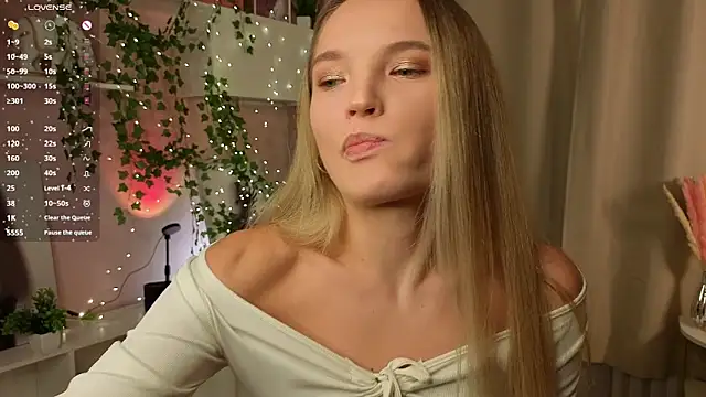 Snapshot of JulieLupo chatting on 11-14-25, 06:12 JulieLupo online show from 11-14-25, 06:12