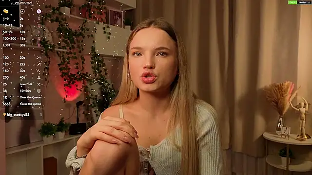 Snapshot of JulieLupo chatting on 11-16-25, 06:08 JulieLupo online show from 11-16-25, 06:08