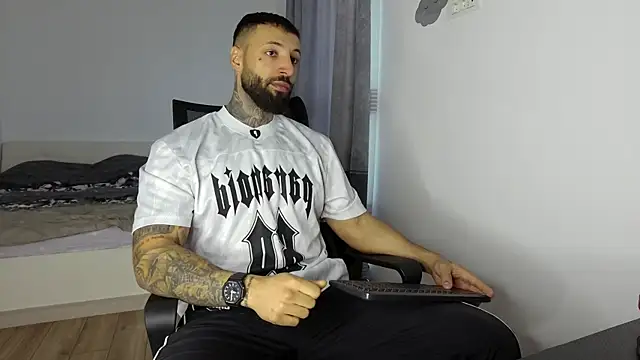 Snapshot of MasculineGuy99 chatting on 10-15-25, 06:35 MasculineGuy99 online show from 10-15-25, 06:35